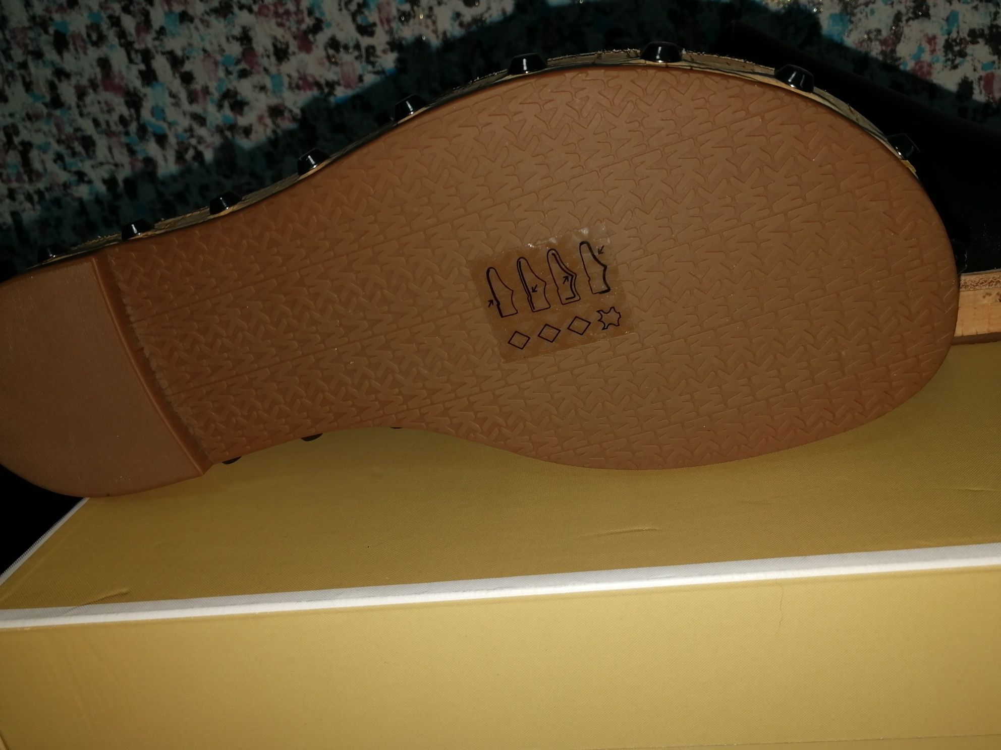 Продам новые оригинальные шлепки Michael Kors