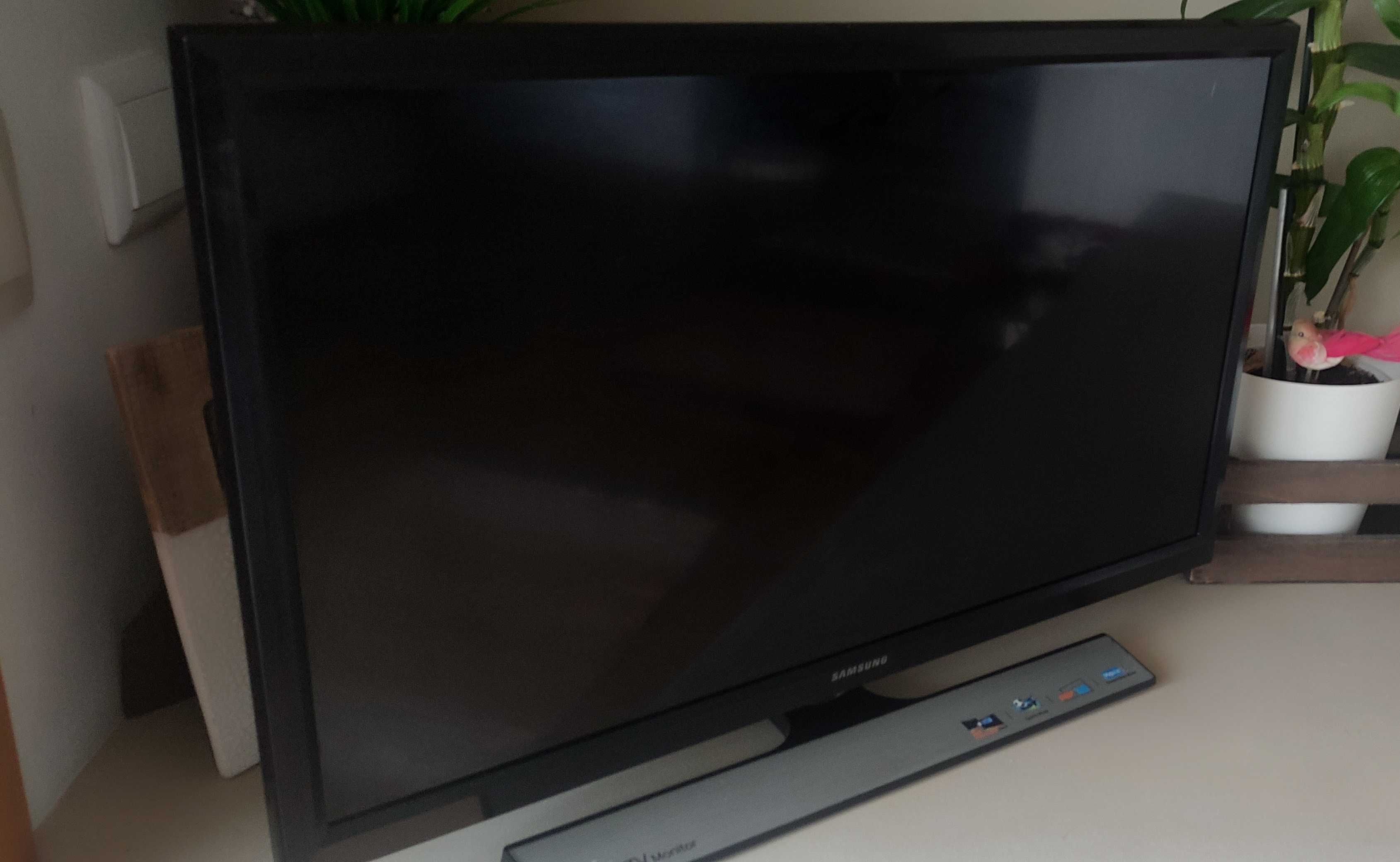 TV Samsung 24″ (56 cm x 37,6 cm). Excelente estado