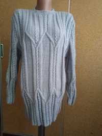 Теплий жіночий светр ручної роботи