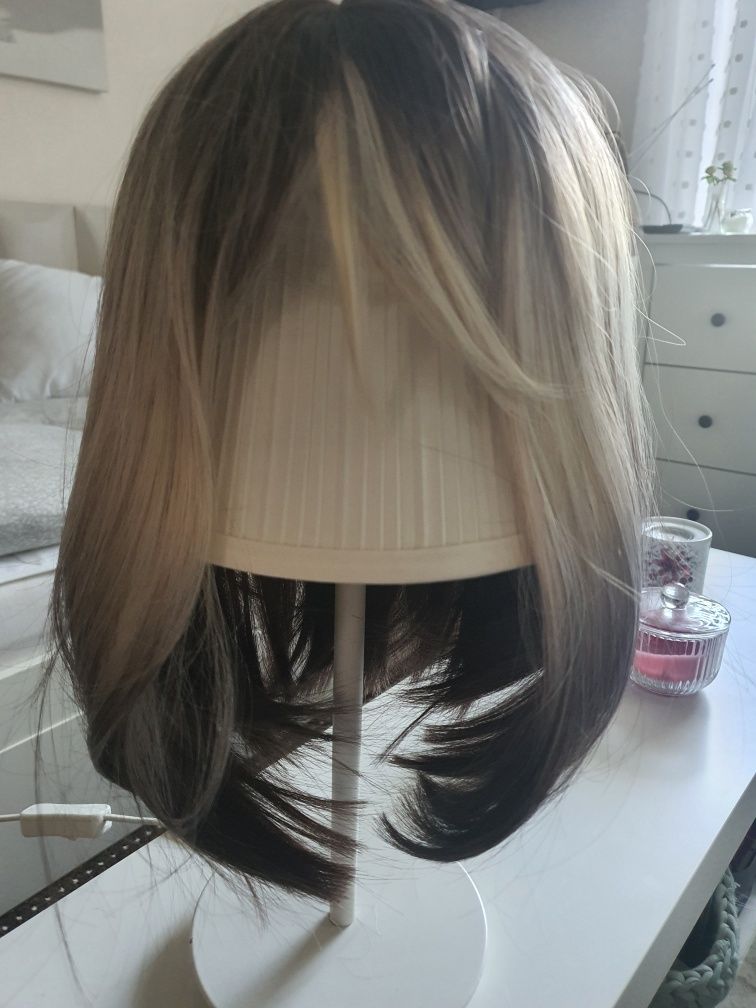 Peruka blond z pasemkam
