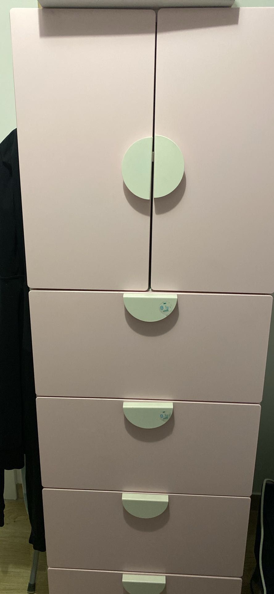 Łóżko i szafka Ikea dla dziewczynki