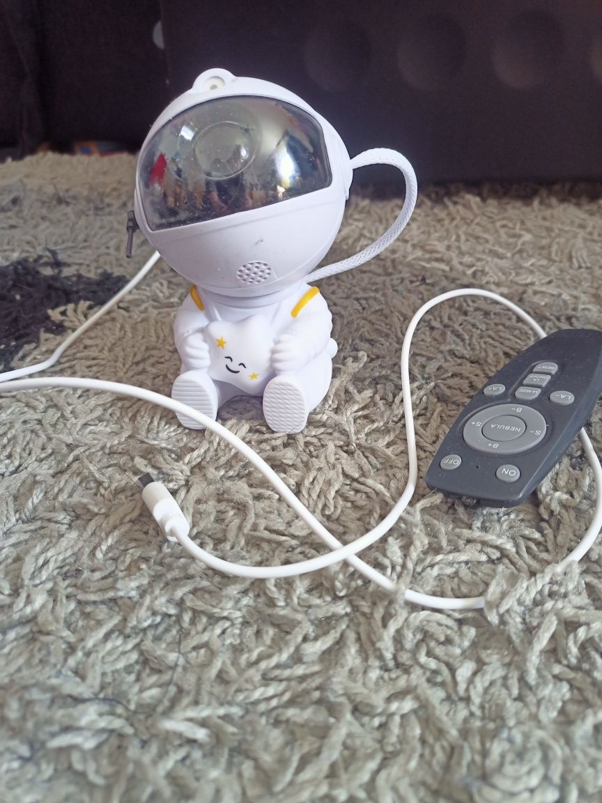 Lampka nocna LED, napęd projektora i rozgwieżdżone niebo Astronauta
