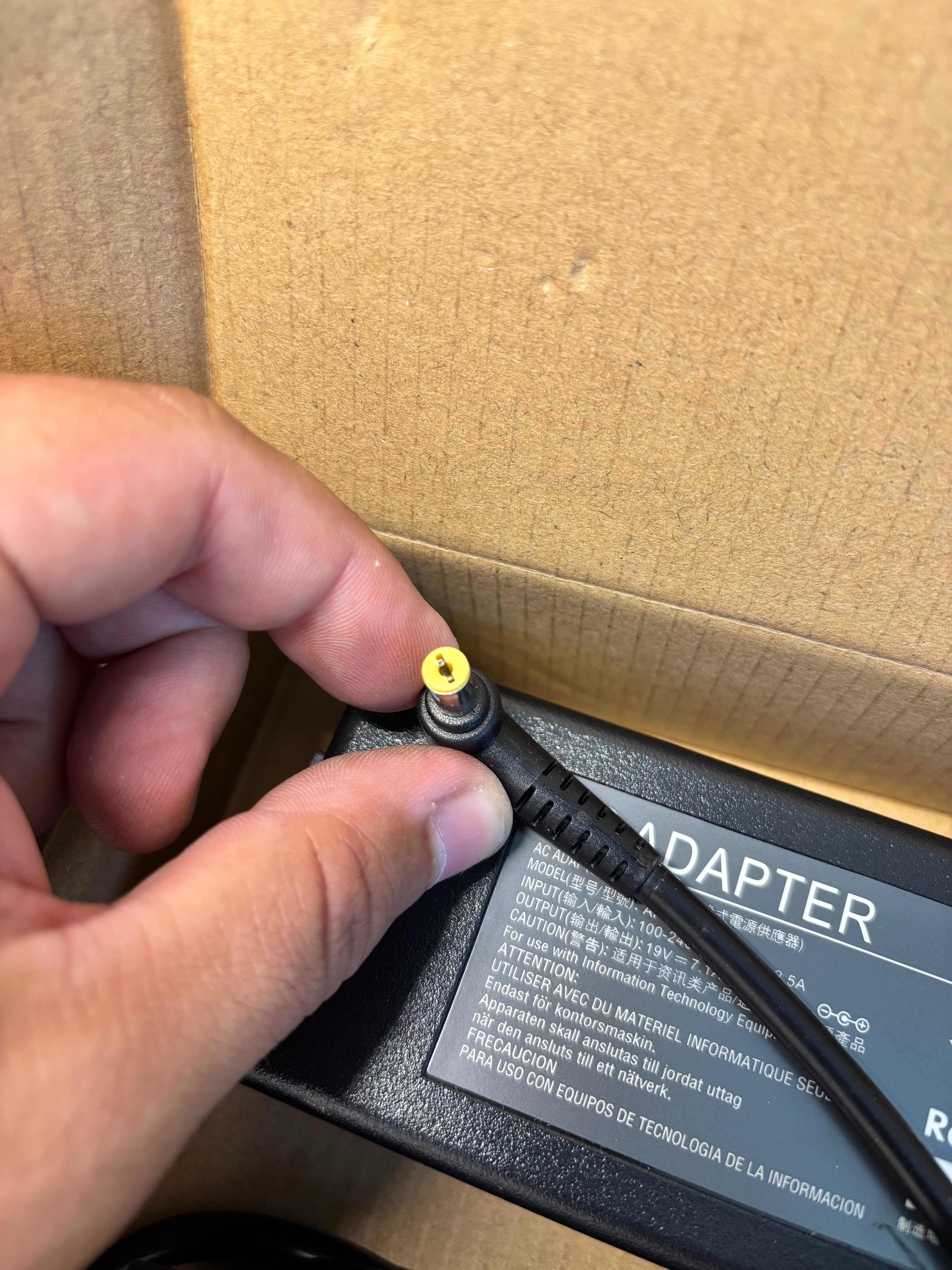 Carregador Transformador Portátil 135W 19v 7.1A AF12
