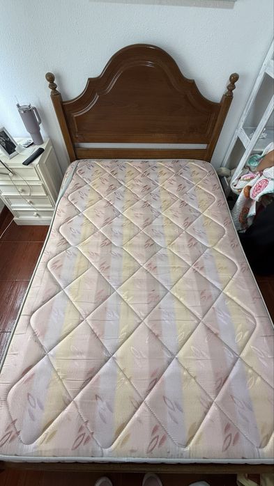 Cama de casal com colchão incluído