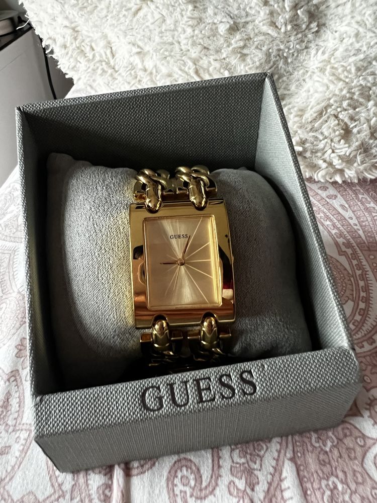 Relógio dourado GUESS