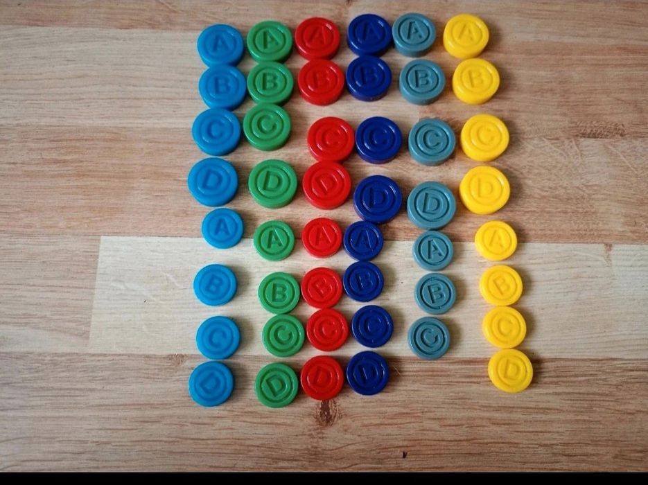 Nr149) żetony z literkami pionki do gry