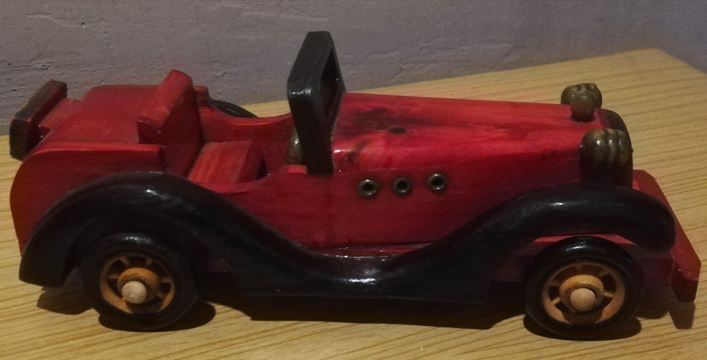 Drewniana miniatura auta
