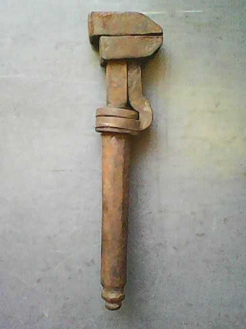 klucz francuski zabytkowy ma ze 100 lat lub wiecej recznie robiony