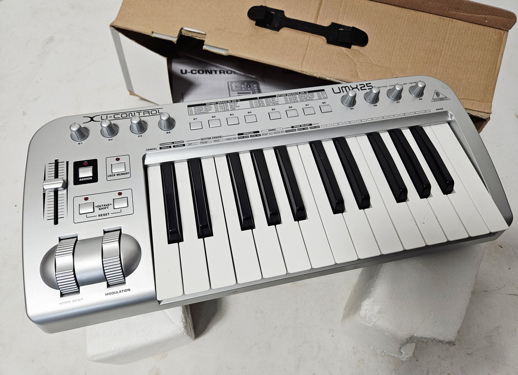 Klawiatura sterującą MIDI Behringer UMX25