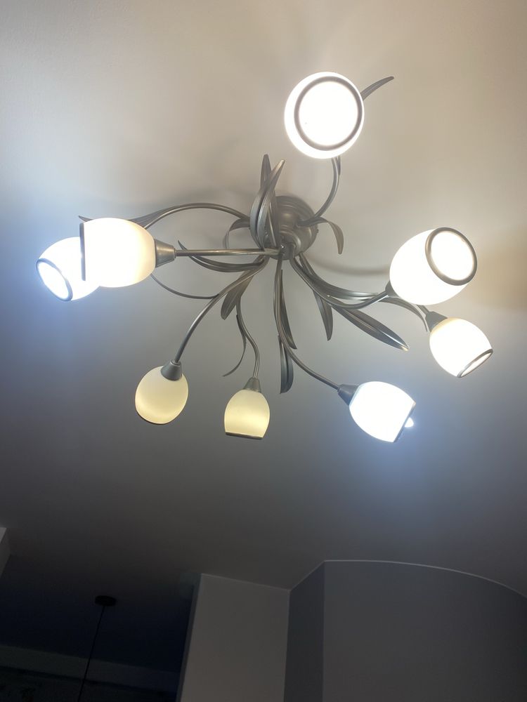 Lampa sufitowa biało-srebrna, klosze w ksztalcie tulipanów