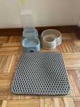 Conjunto de 2 comedouros e 1 tapete para gatos