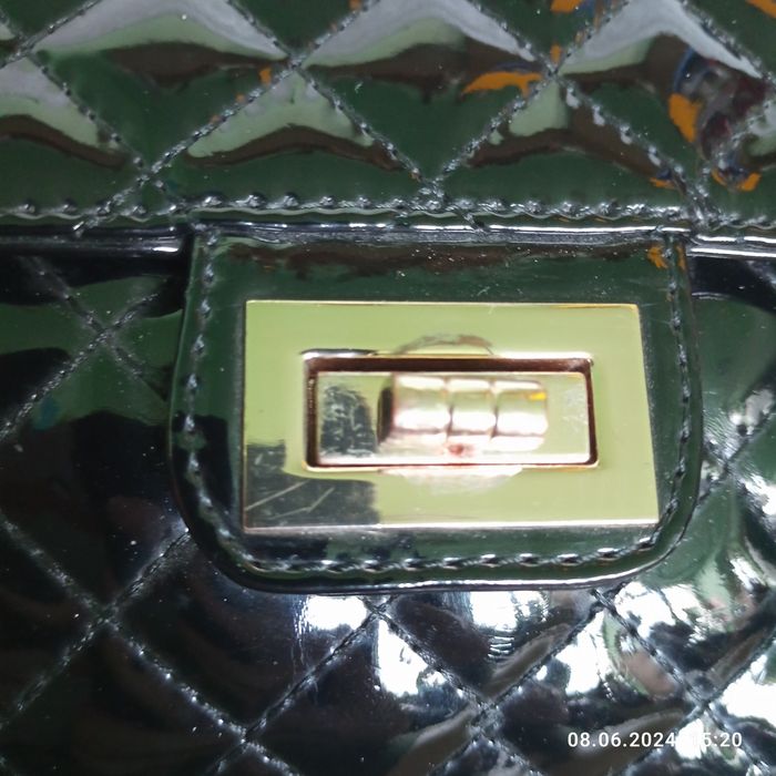 Elegancka czarna lakierowana torebka na łańcuszku. MOHITO.