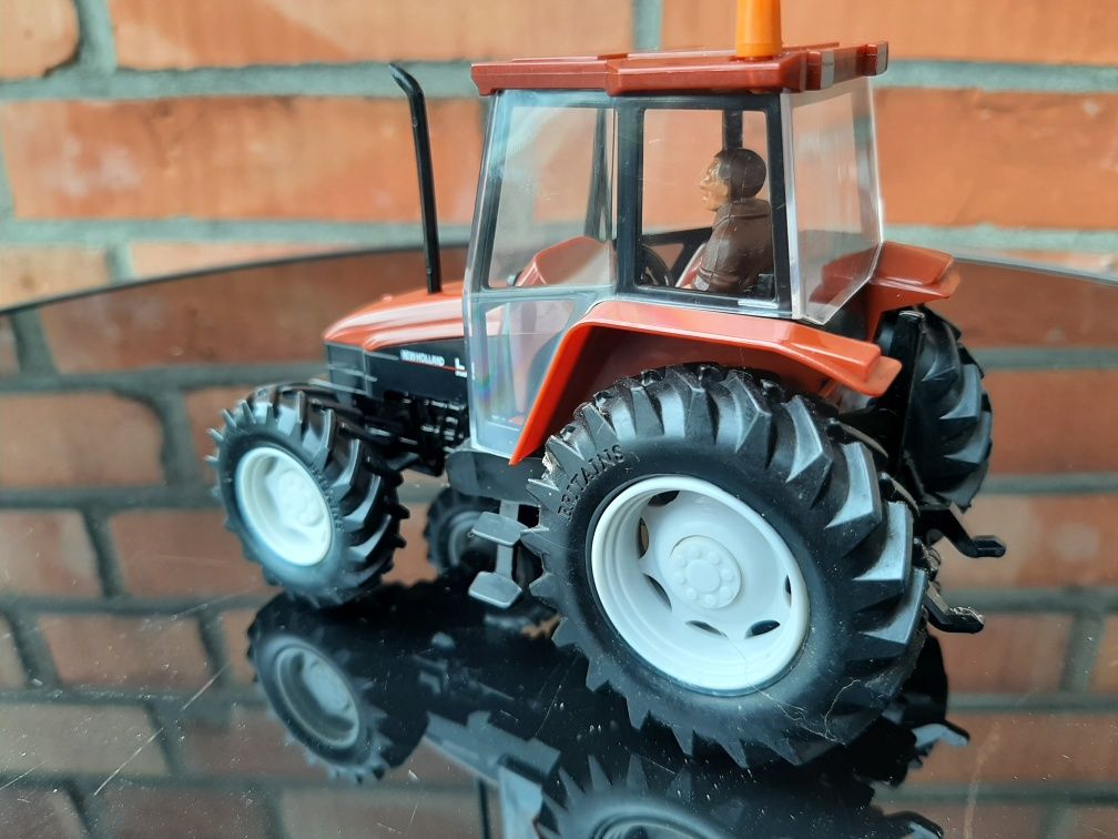 Britains traktor New Holland Fiatagri L85 1 : 32 / nie Siku Bruder