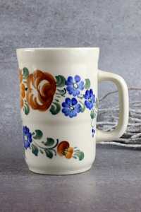 Fajansowy kufel z kwiatową dekoracją fajans Włocławek ceramika prl