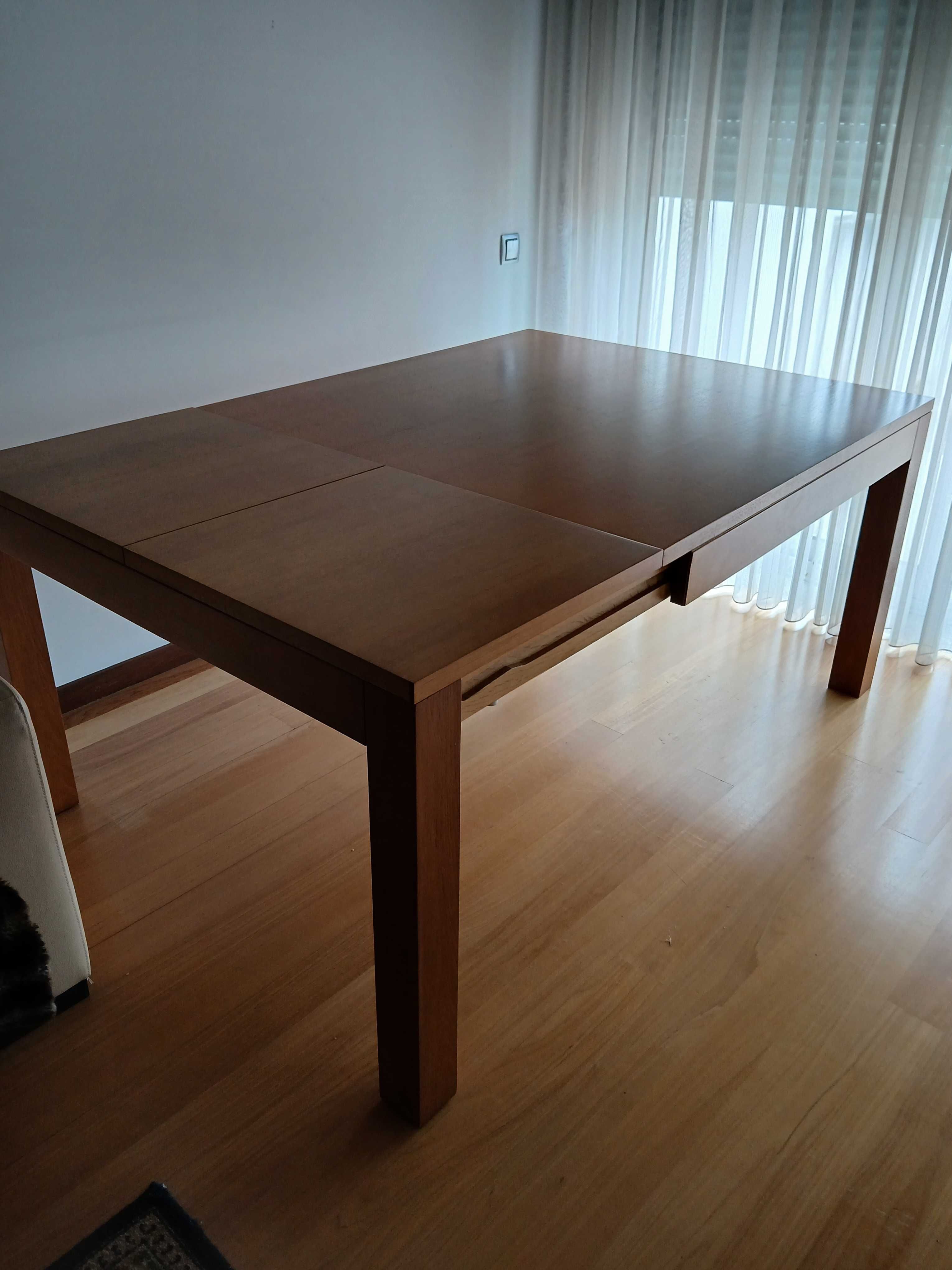 Mesa de sala de jantar em cerejeira