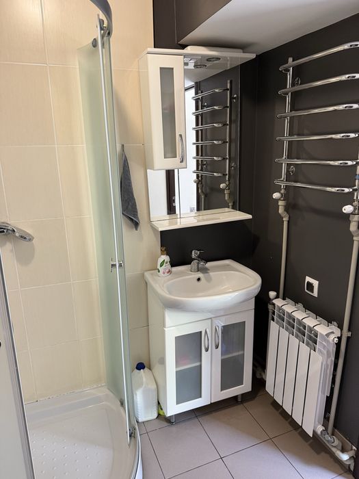 Продаю приміщення 38м2 разом з гаражем 30м2 +0.0209 га землі