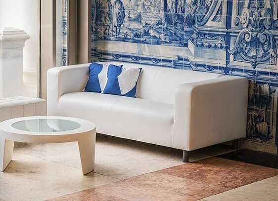 Sofa Klippan em pele sintética branca