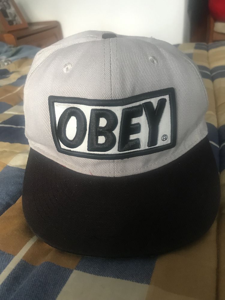 Obey original cinza e preto