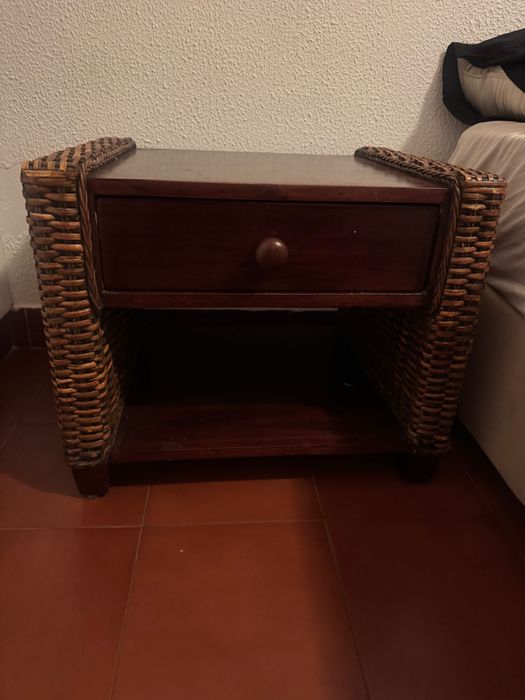 Cama de casal em ótimo estado com criado mudo e com móvel com gavetas