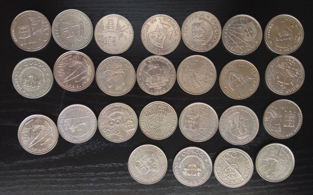 Moedas de 50 de 100 e 200 escudos entre outras