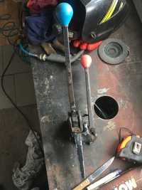 Пристрій для обв'язки сталевою стрічкою для металевої стрічки.