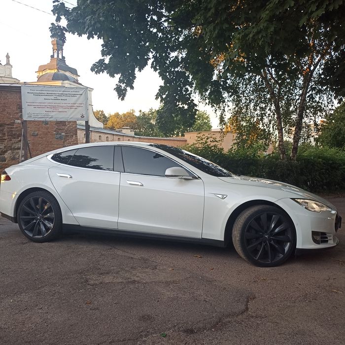 Tesla Model s85d