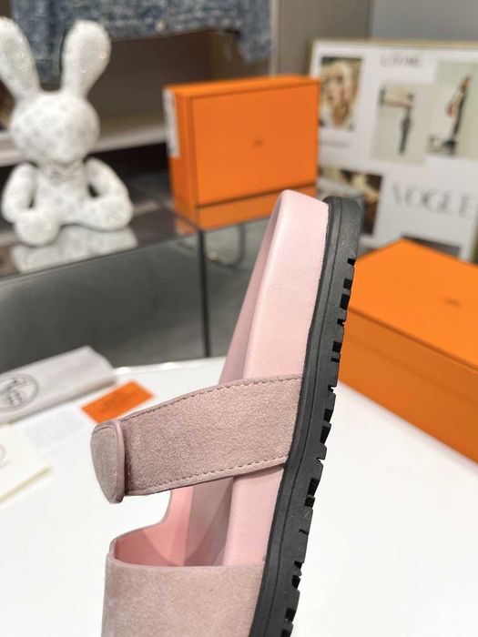Letnie klapki HERMES Chyre komfort i prestiż buty