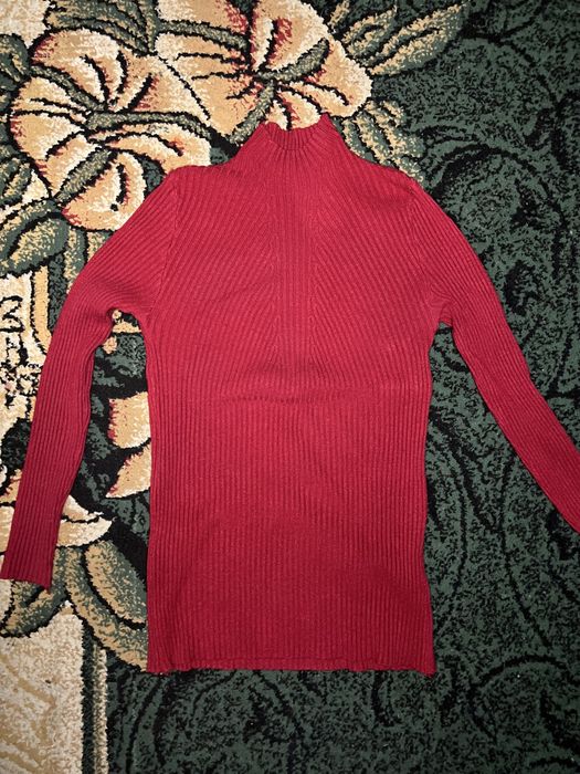 Гольф водолазка червоного кольору issey miyake type