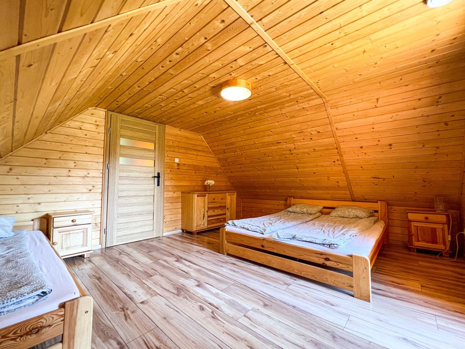 Domek drewniany całoroczny nad jeziorem z jacuzzi i WiFi