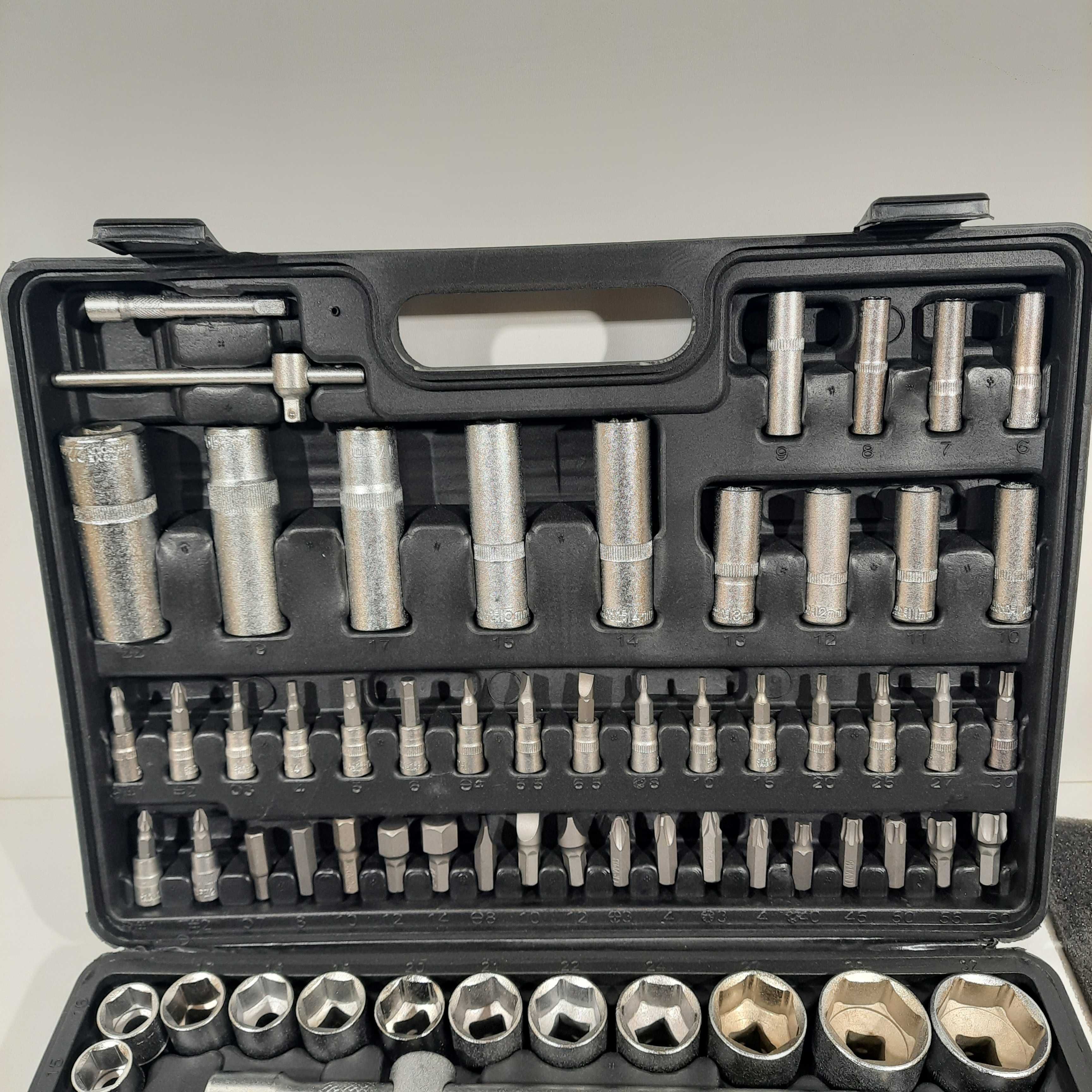 Zestaw kluczy KLUCE NAADOWE Walizka TORX 108el. z GRZECOTKI ec303
