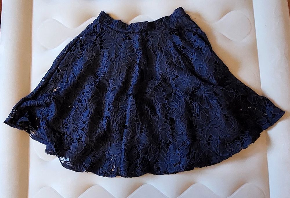 Granatowa spódnica mini z ozdobną koronką