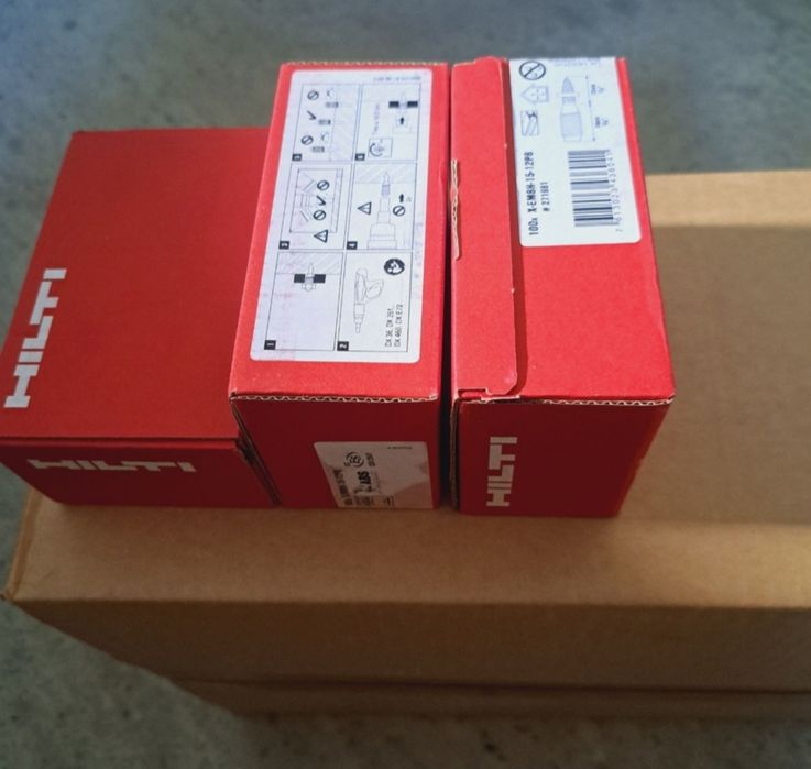 Kołki gwintowe i kołnierze mocujące hilti