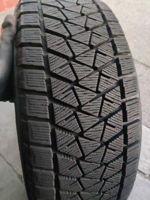 R18 245 60 шини зимові Bridgestone Blizzak DM-V2 японські липучки