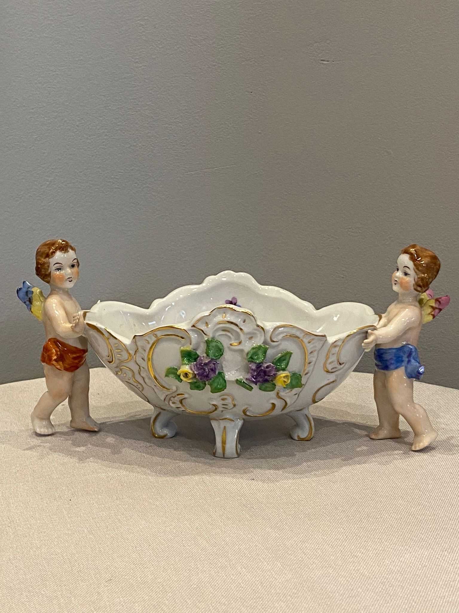 Żardiniera, kwiaty 3D i Putto, porcelana Ernst Bohne Soehne.