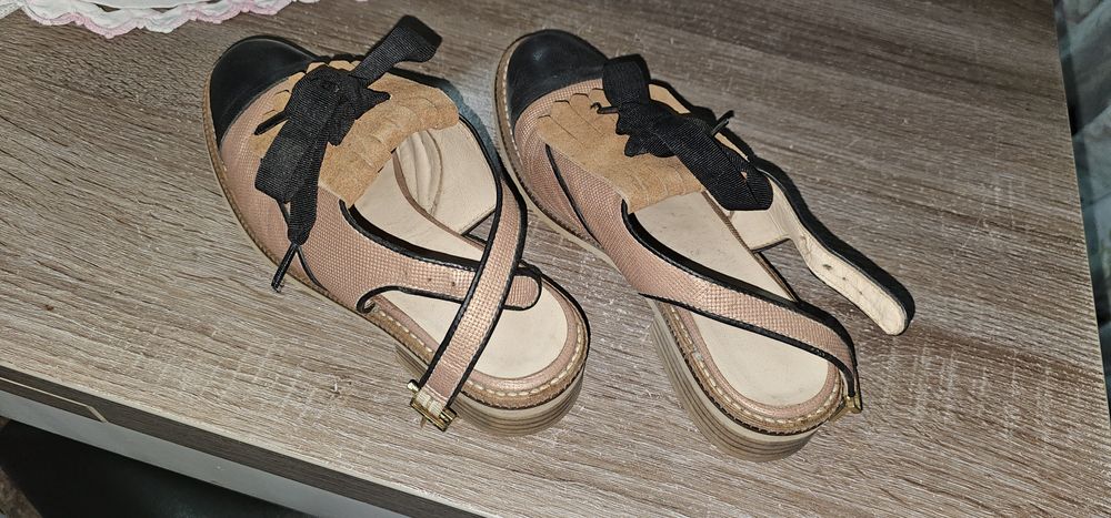 Sandálias fechadas a frente