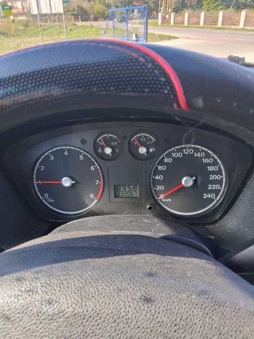 Ford focus.  2005r.