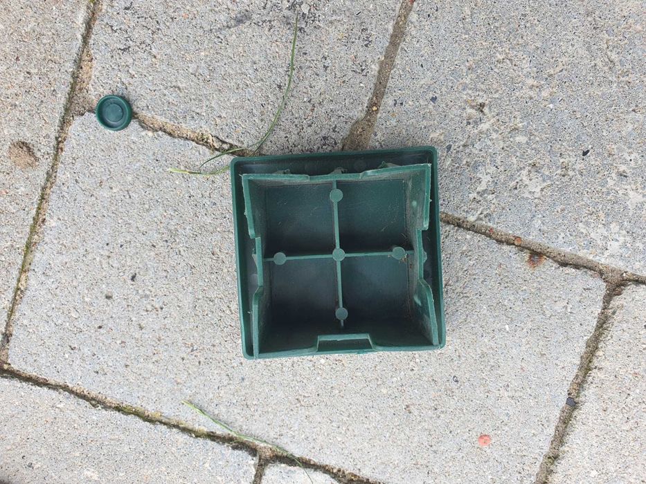 Obejma plastikowa do siatki płotu na słupek 60x60mm 62 sztuki + gratis