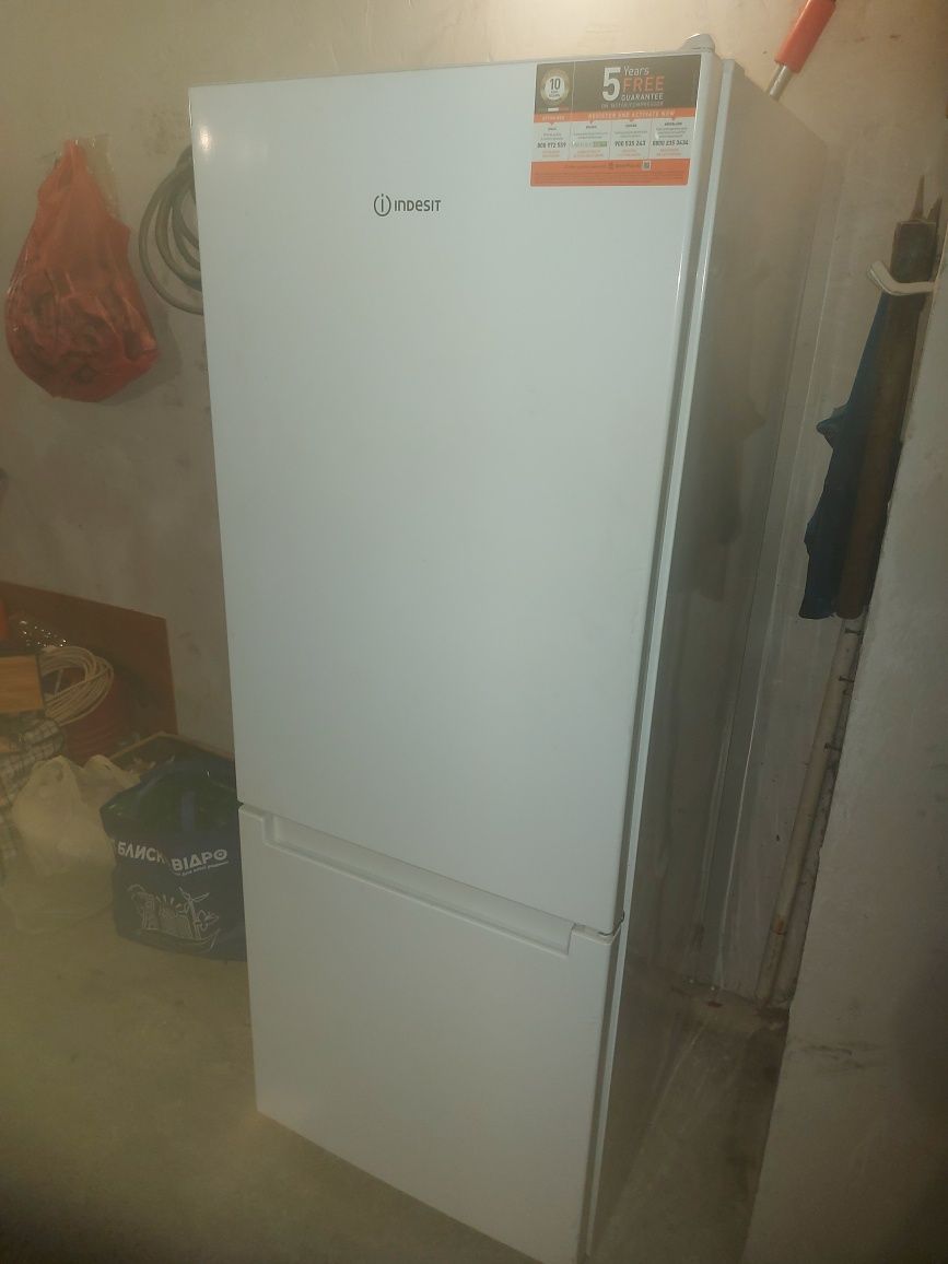 Холодильник Indesit