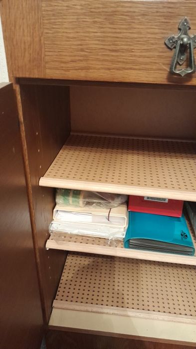 Komoda drewniana z pięknymi stylowymi okuciami