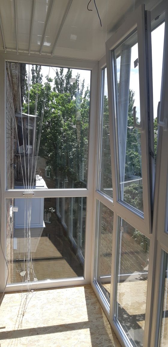 Балкон під ключ винос по підвіконню обшивка скління розширення балкона