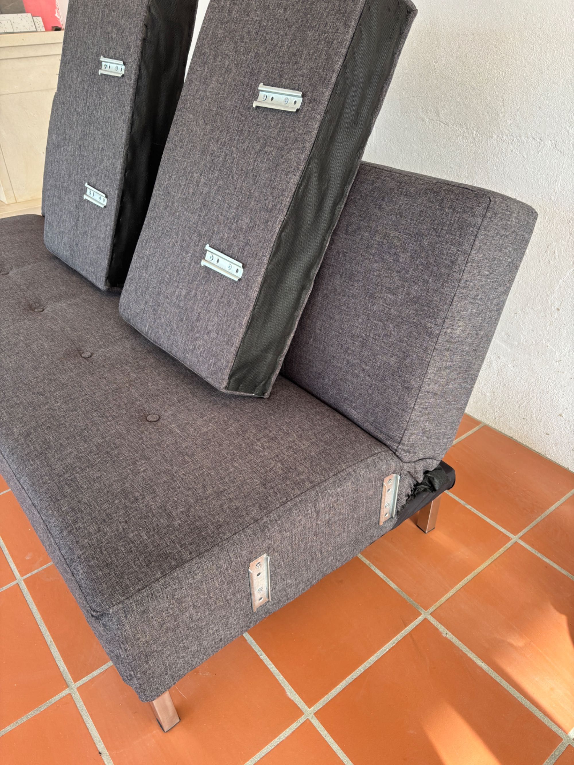Sofa cama cinzento em segunda mão mas em bom estado