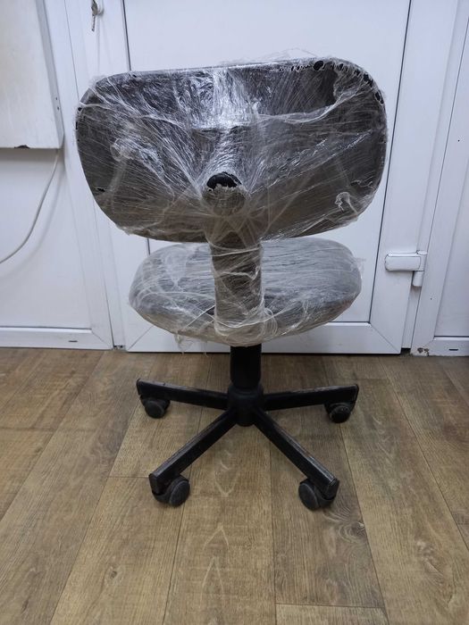 Столик 300грн.Стульчик на колёсах 300грн..Самовывоз.Караваевые Дачи.