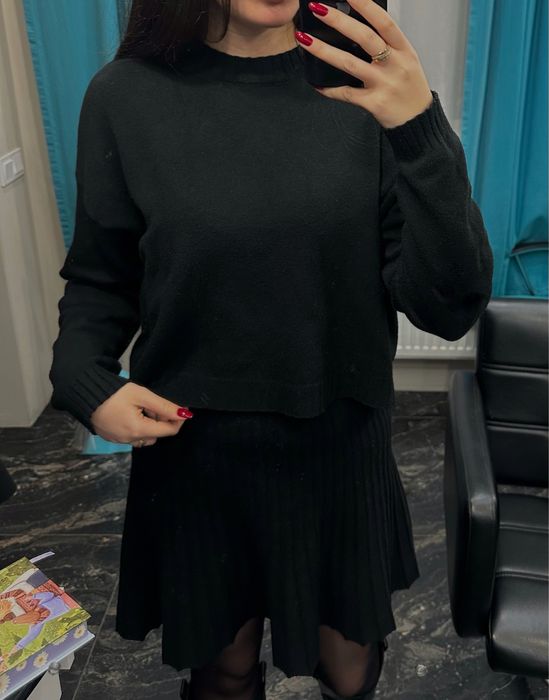 Жіночий чорний трикотажний костюм зі спідницею