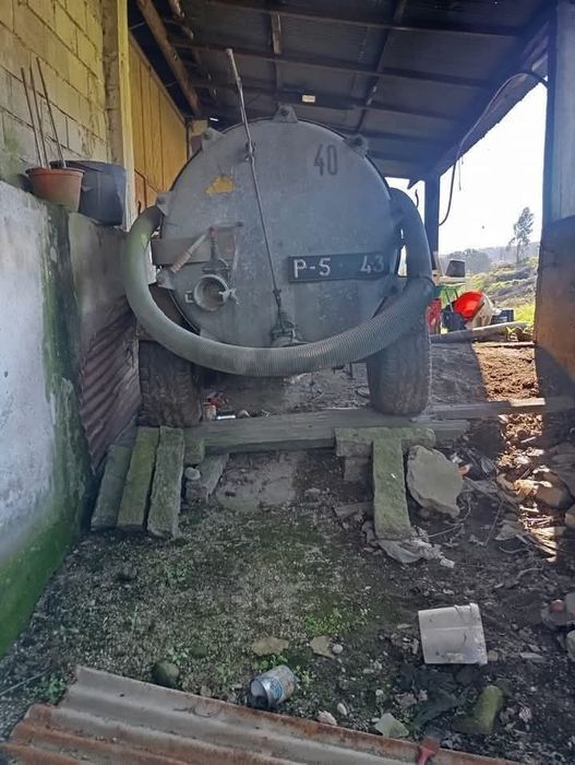 Vendo esta sertena de 3500 litros com ducometos em dia