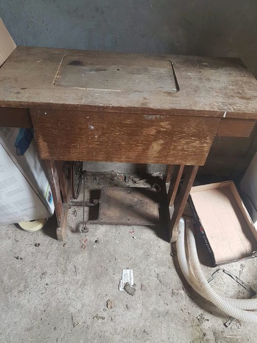 sprzedam starą maszyne łucznik do szycia i stoł komplet