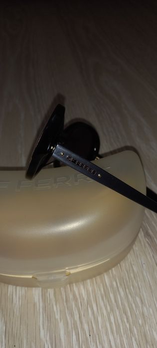 Продаются солнцезащитные очки .Линза черо серого цвета.Очки оригинал