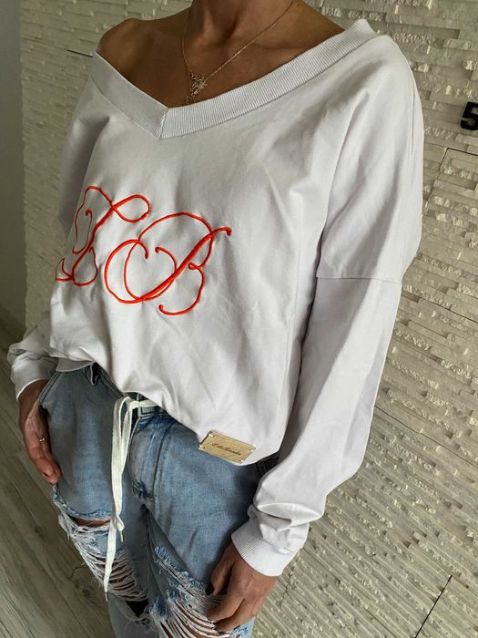 Lola Bianka bluza na jedno ramię oversize logo blaszka Uni