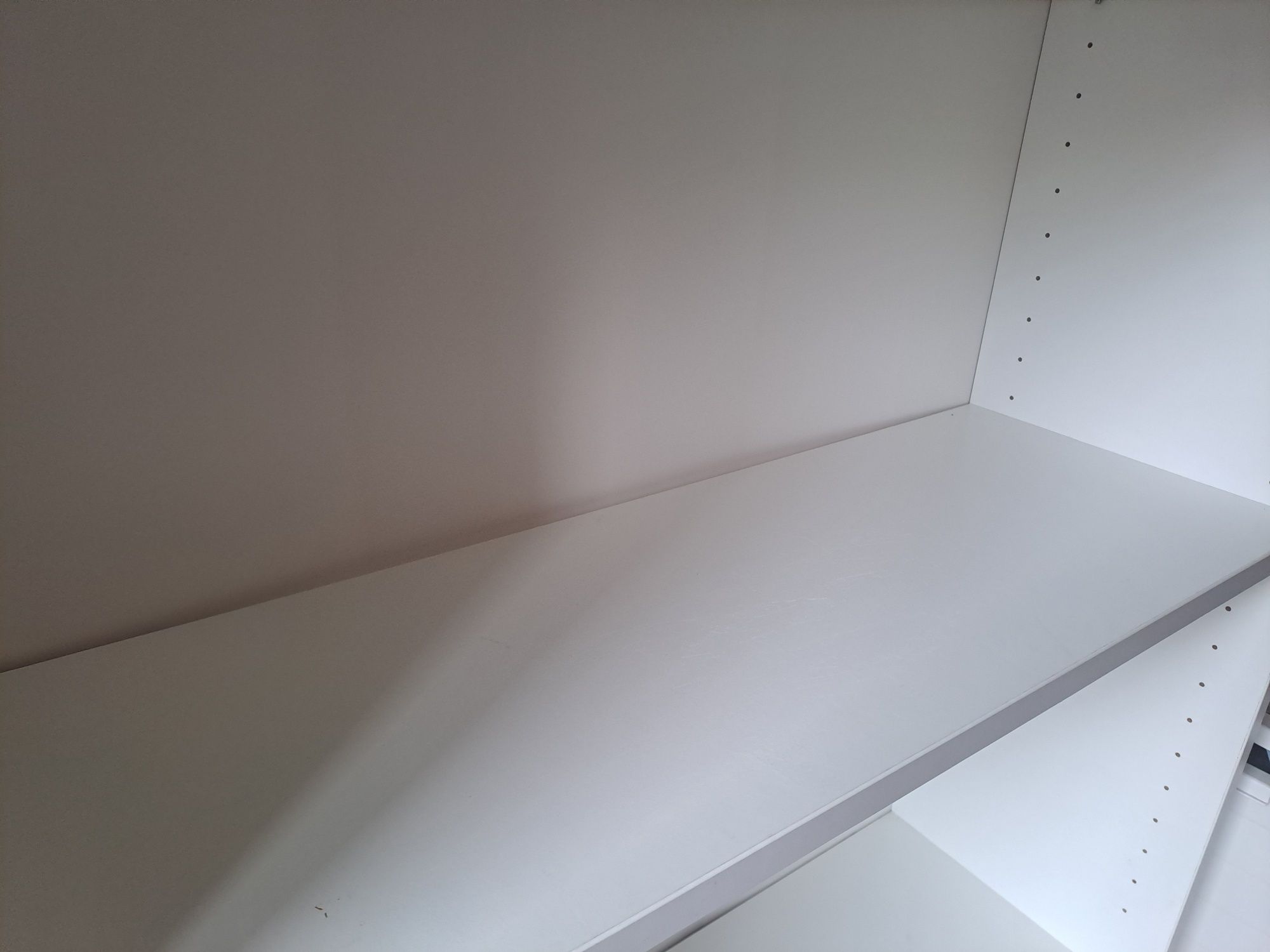 Dwa białe regały Ikea