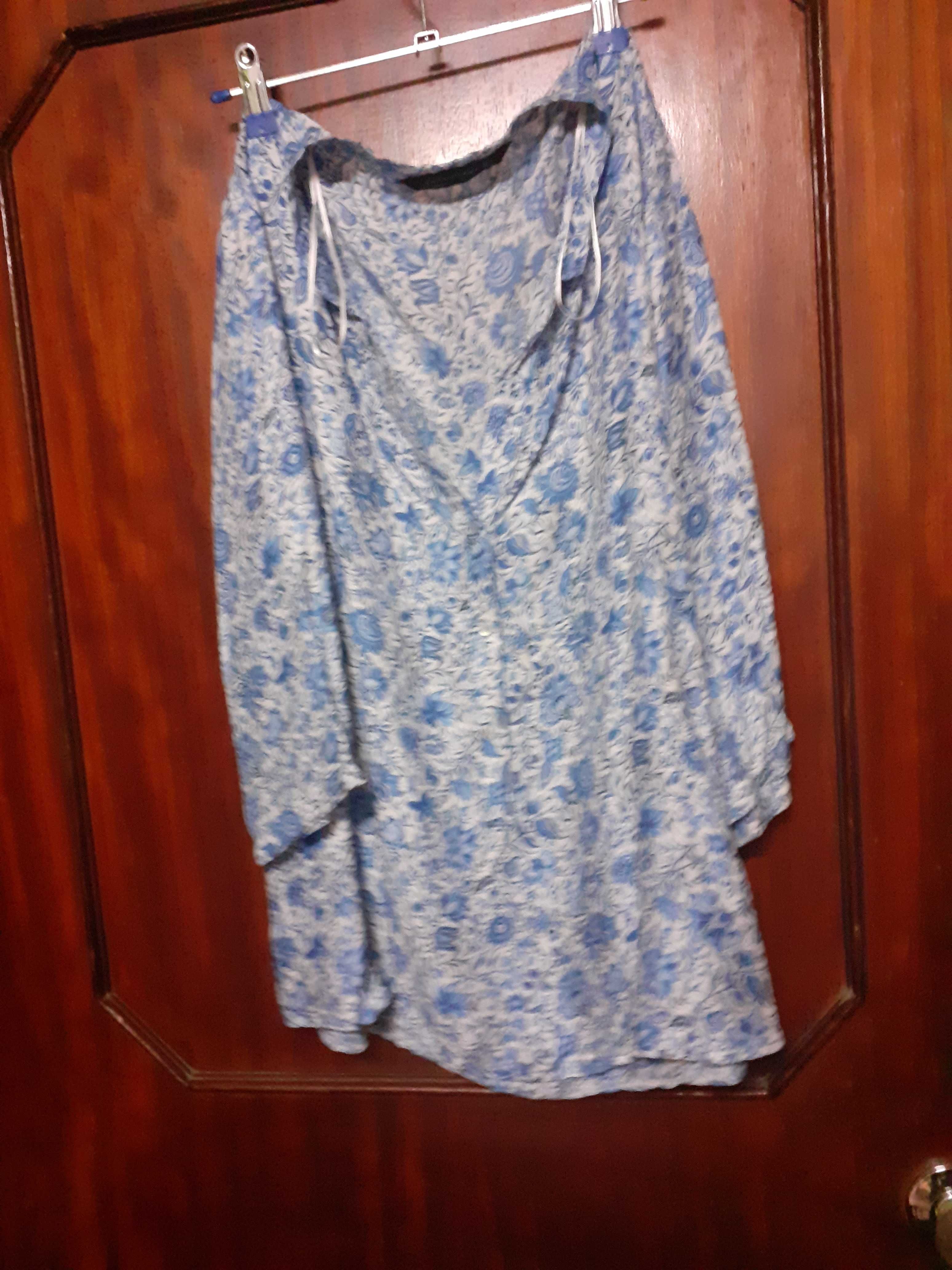 Blusa azul e branca,  às flores (da Zara)
