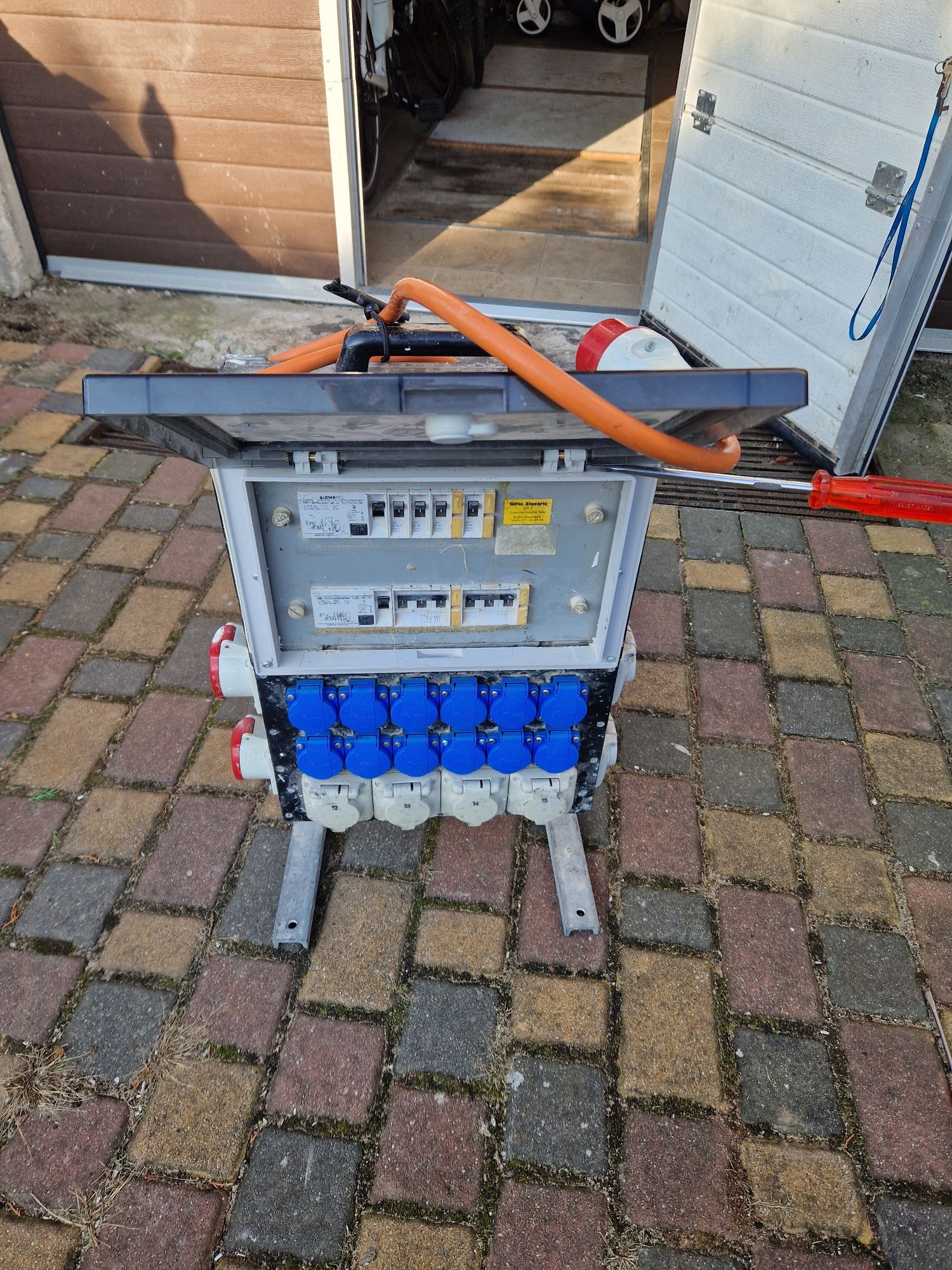 Rozdzielnia budowlana GIFAS - 230V / 400V,  18 gniazd, 2 różnicówki